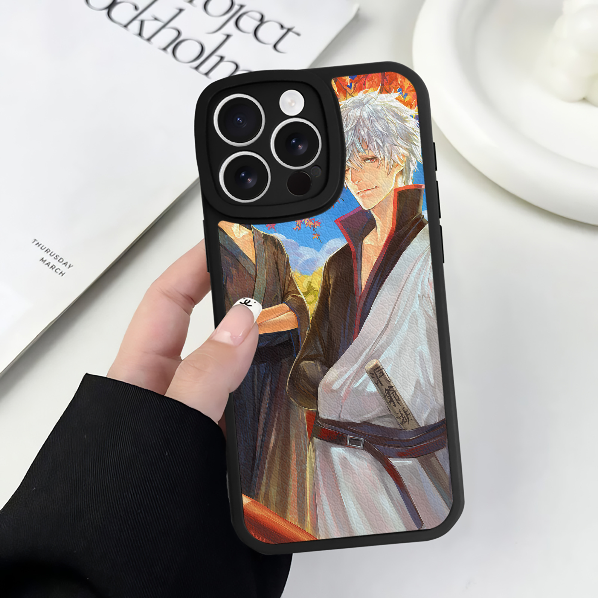 （画像用） ぎんたま 坂田銀時（さかたぎんとき） 神楽 志村新八（しむら しんぱち） GINTAMA Sakata Gintoki Kagura Shimura Shinpachi 【iPhone 16シリーズ対応】シリコンスマホケース（レザー調） 材質：シリコン